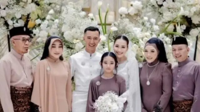 Gaya Elegan Ayu Ting Ting Saat Tunangan