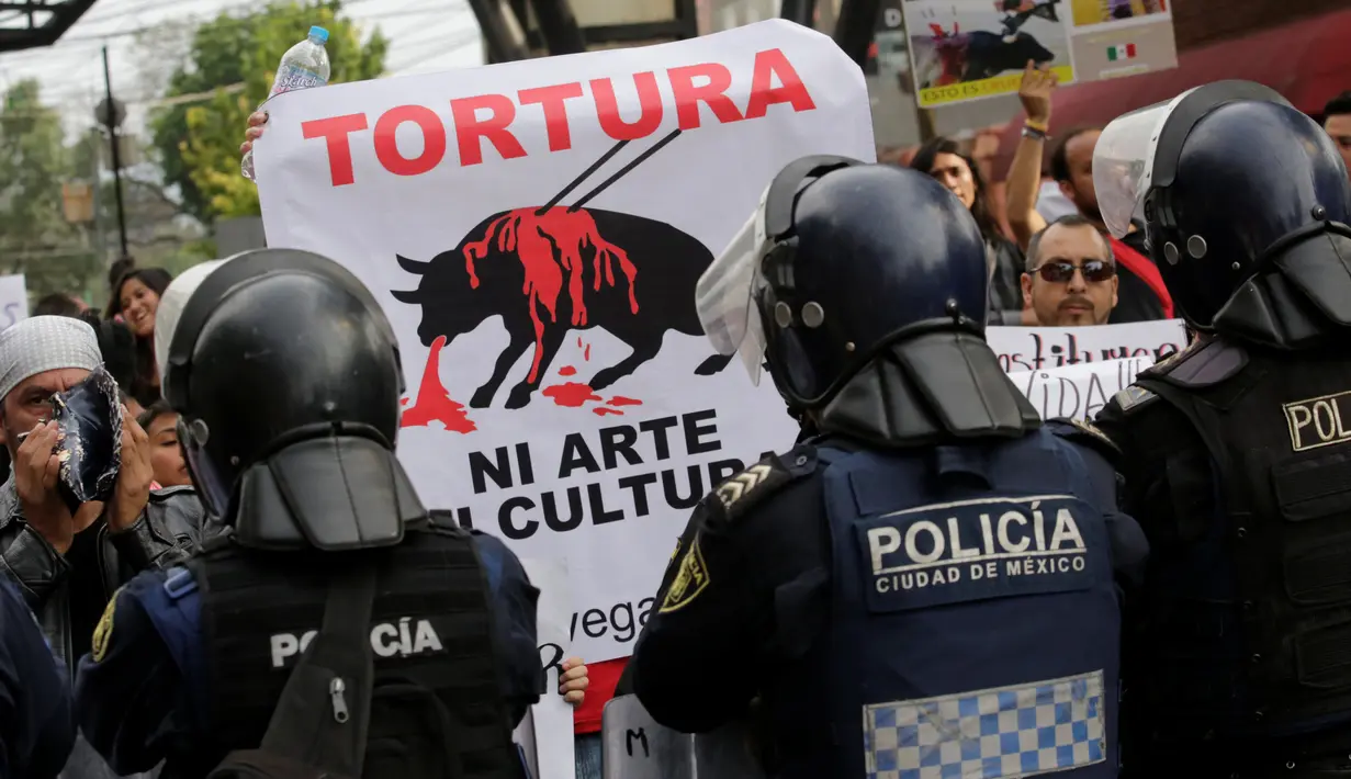 Para demonstran berteriak selama unjuk rasa menentang adu banteng di luar arena adu banteng di Mexico City, Meksiko 29 Mei 2016. Mereka menyuarakan, "Penyiksaan: Ini bukan seni, itu bukan budaya". (REUTERS / Henry Romero)