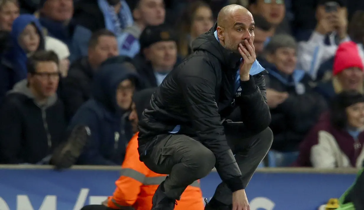 Pelatih Manchester City, Pep Guardiola menyaksikan pemainnya bertanding melawan Manchester United pada pertandingan semifinal Piala Liga Inggris di stadion Etihad, Manchester, Rabu (29/1/2020). MU menang 1-0 atas City namun gagal ke final karena skor agregat 3-2. (AP Photo/Dave Thompson)