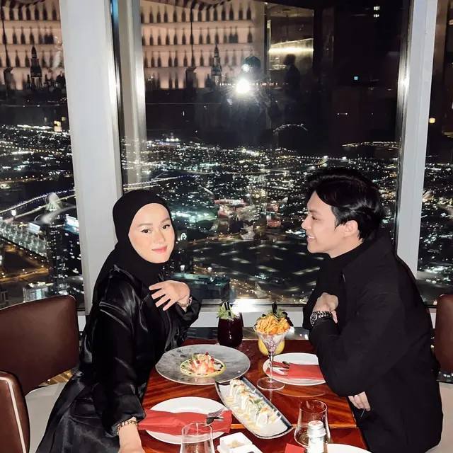 6 Potret Dinda Hauw dan Rey Mbayang Pakai Baju Senada saat Liburan, Makin Romantis