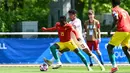 Striker Guinea U-23, Facinet Conte (kiri) menguasai bola dibayangi bek Timnas Indonesia U-23, Bagas Kaffa pada laga play-off antar-konfederasi menuju Olimpiade Paris 2024 di Stade Pierre Pibarot, Centre National du Football de Clairefontaine, Prancis, Kamis (9/5/2024). (AFP/Miguel Medina)