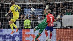 Kiper Lazio, Ivan Provedel (kiri) menyundul bola yang berujung gol ke gawang Atletico Madrid pada laga Grup E Liga Champions 2023/2024 di Olympic Stadium, Roma, Italia, Rabu (20/09/2023) dini hari WIB. Gol tersebut terjadi pada menit ke-95+5 setelah menerima umpan dari Luis Alberto. (AFP/Filippo Monteforte)