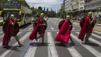 Sekelompok Pria berpakaian seperti tentara Yunani kuno menyeberang jalan sambil membawa tombak, perisai saat pertunjukan di Konstitusi (Syntagma) persegi di Athena, Yunani (21/6/2015). (REUTERS /Marko Djurica)