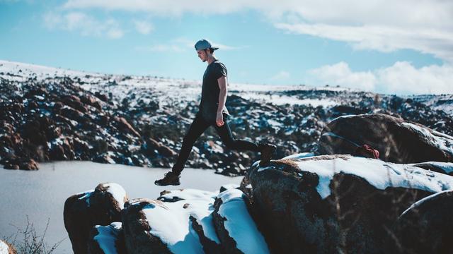 Ilustrasi melangkah, inspirasi, semangat, motivasi