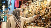 7 Potret Oki Setiana Dewi Antusias Belanja di Pasar Khan El Khalili Mesir, Destinasi Bersejarah (instagram/okisetianadewi).