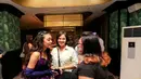 <p>Pemilik nama lengkap Adyla Rafa Naura Ayu ini kemudian melengkapi penampilannya dengan sepasang sarung tangan warna senada. (FOTO: instagram.com/naura.ayu)</p>