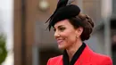 Kate Middleton, Putri Wales dari Inggris berfoto dalam parade Hari St David dengan anggota Batalyon 1, The Welsh Guards di Windsor, Inggris, Rabu, 1 Maret 2023. (AP Photo/Alastair Grant, Pool)