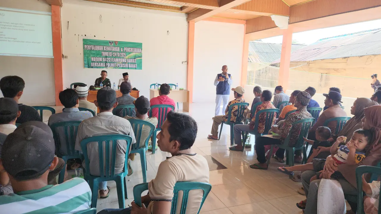 TMMD Lampung Barat memberikan penyuluhan kehutanan dan penghijauan ke warga Pekon Pemerihan. Foto : (Istimewa).