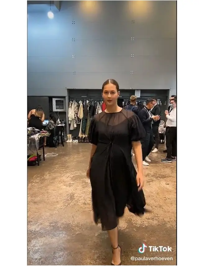 Tampil di Catwalk Usai 3 Tahun, ini 6 Potret Paula Verhoeven di Arab Fashion Week
