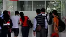 Sejumlah calon penumpang mendatangi tempat penjualan tiket pesawat AirAsia di Terminal 2 Bandara Juanda, Surabaya, Sabtu (3/1). (Liputan6.com/Johan Tallo)