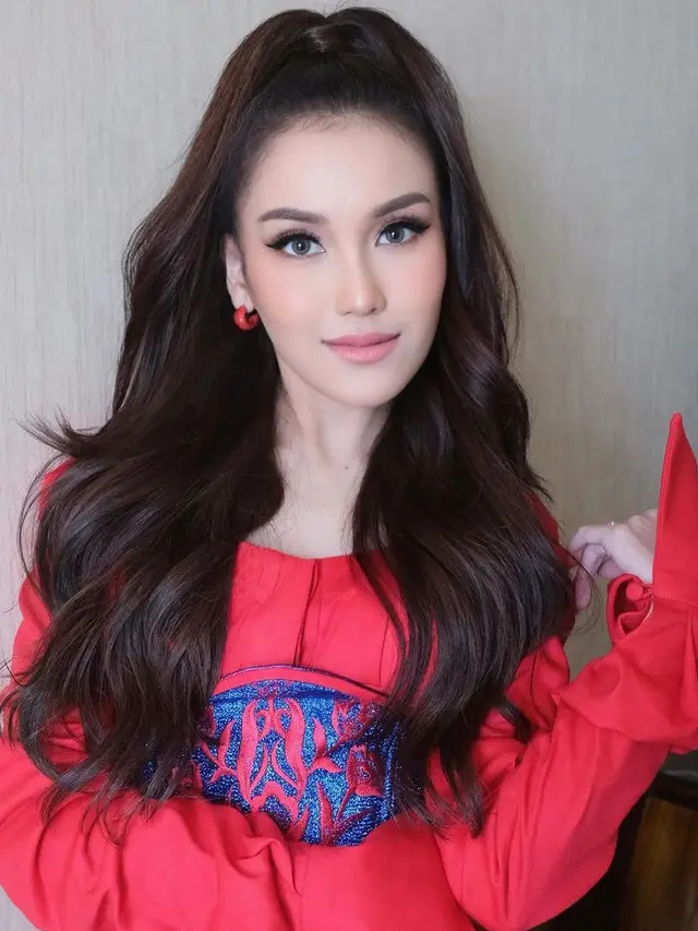 Potret Terbaru Ayu Ting Ting Dibalut Setelan Merah
