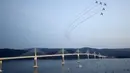 Pesawat-pesawat Angkatan Udara Kroasia terbang di atas Jembatan Peljesac yang baru dibangun di Komarna, Kroasia selatan, 26 Juli 2022. Kroasia menandai pembukaan kunci dan jembatan yang telah lama ditunggu-tunggu yang menghubungkan dua bagian dari garis pantai Laut Adriatik negara itu dengan melewati sebagian kecil wilayah Bosnia. (AP Photo)