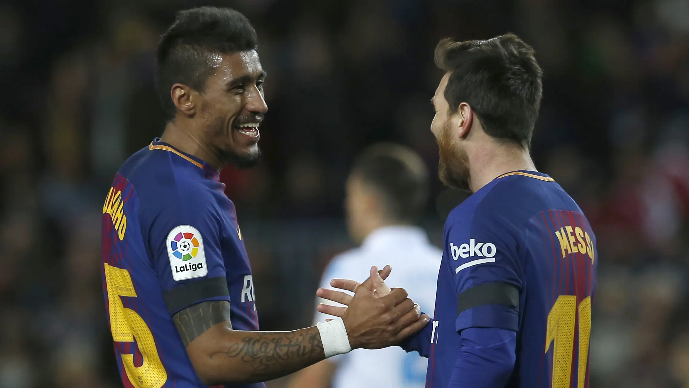 Paulinho (kanan) bersama Lionel Messi. (AP/Manu Fernandez)