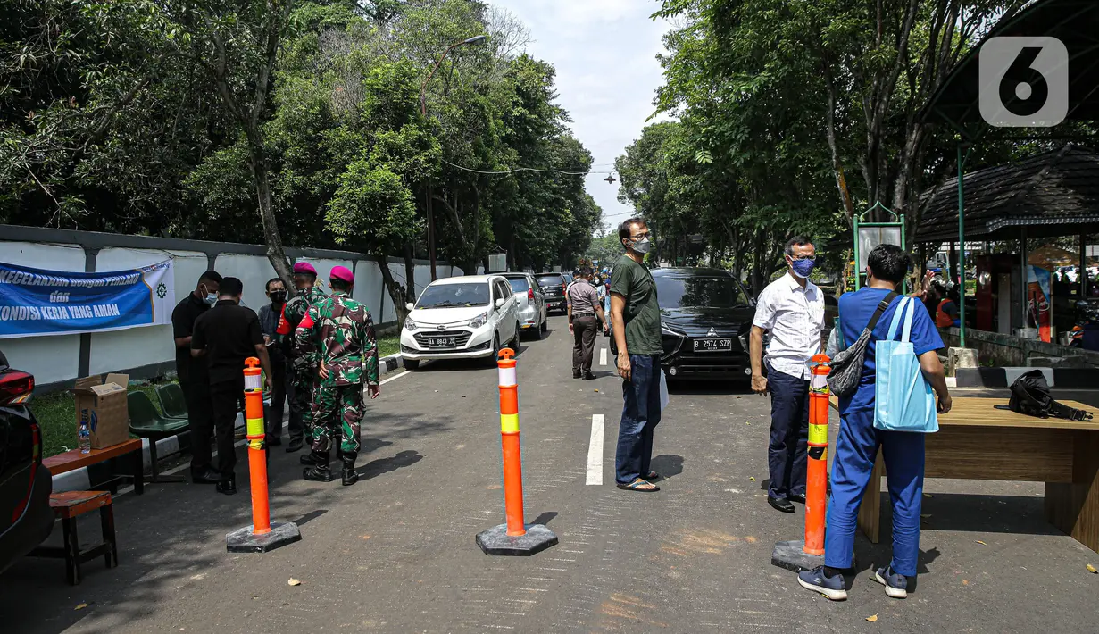Petugas berjaga saat hari pertama pengoperasian Rs. Darurat Covid Asrama Haji Pondok Gede, Jakarta, Sabtu (10/7/2021). Rs. Darurat Covid Asrama Haji Pondok Gede akan mulai beroperasi pada Sabtu (10/7/2021) dengan daya tampung 900 tempat tidur isolasi, 50 ICU, dan 40 HCU. (Liputan6.com/Faizal Fanani)
