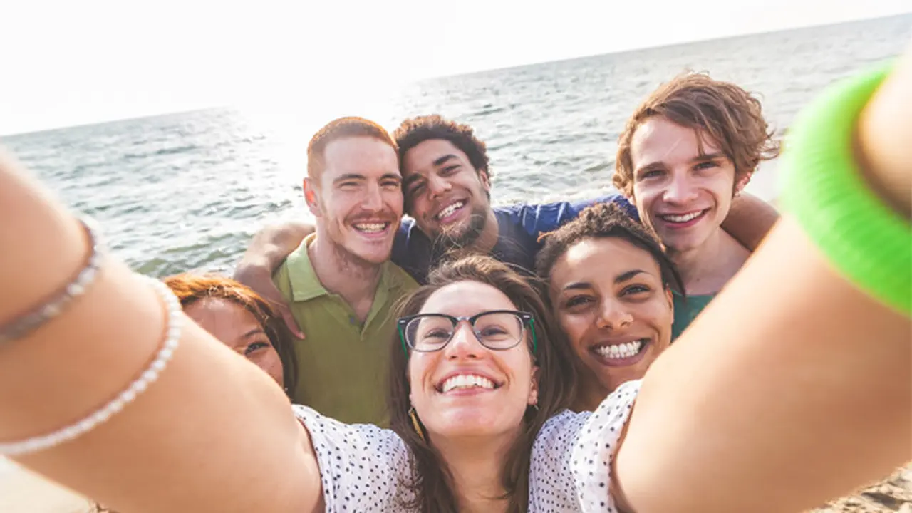 Biasanya momen saat liburan juga diciptakan lewat foto group selfie yang ciamik.