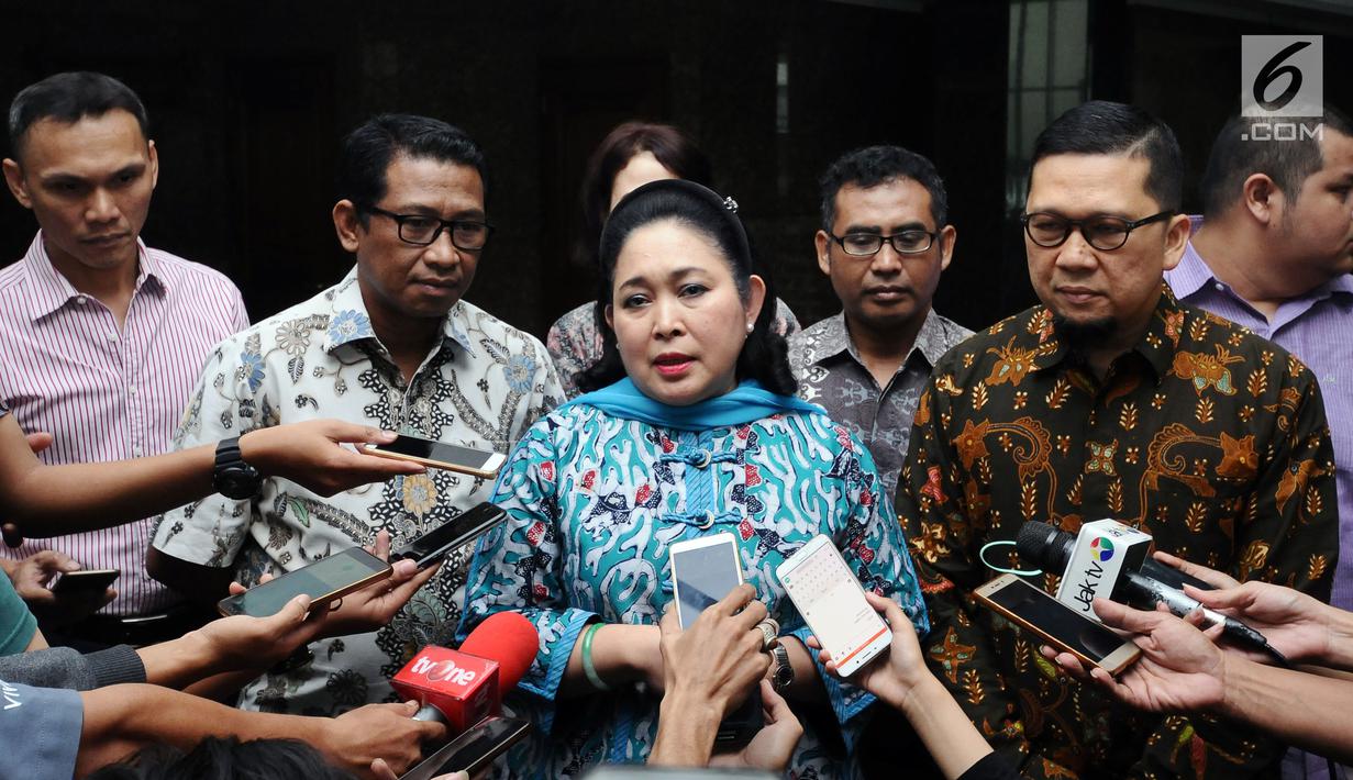 PHOTO: Temui Titik Soeharto, Pemuda Golkar Desak Novanto Mundur - Foto ...