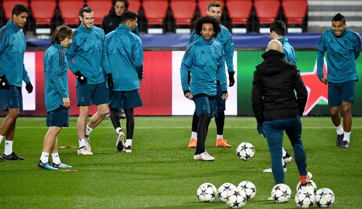 Suasana saat pemain Real Madrid berlatih di Stadion Parc des Princes di Paris, Prancis, Senin (5/3). Pada leg pertama, Real Madrid berhasil mengalahkan Paris Saint Germain (PSG) dengan skor 3-1. (FRANCK FIFE/AFP)