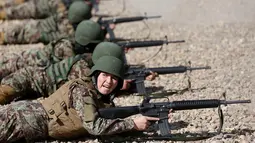 Prajurit wanita dari Tentara Nasional Afghanistan (ANA) mengikuti latihan menembak di Kabul Military Training Centre (KMTC), 26 Oktober 2016. Keahlian prajurit wanita ANA tak perlu diragukan lagi dalam hal berperang dan bela diri (REUTERS/Mohammad Ismail)