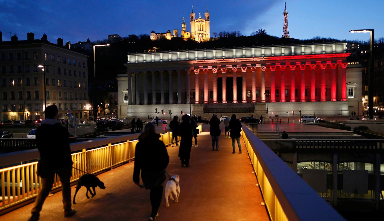 Gedung Pengadilan Lyon (Palais de Justice) di Prancis, berubah warna menjadi bendera Belgia, Selasa (22/3). Hal itu sebagai bentuk penghormatan terhadap korban serangan bom Brussels. (REUTERS/Robert Pratta)