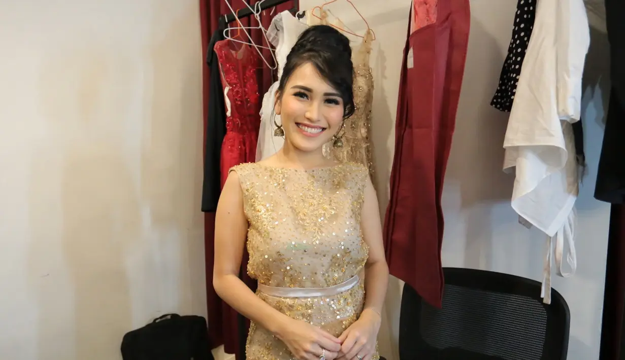 Penyanyi dangdut Ayu Ting Ting sedikit sewot ketika kembali ditanyakan soal pendamping hidup. Seperti diketahui, penyanyi asal Depok itu menjanda sejak beberapa tahun silam. (Adrian Putra/Bintang.com)