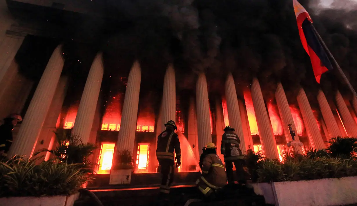 Petugas pemadam kebakaran memadamkan api di gedung Kantor Pos di Manila, Filipina pada 22 Mei 2023. (AFP/STR)