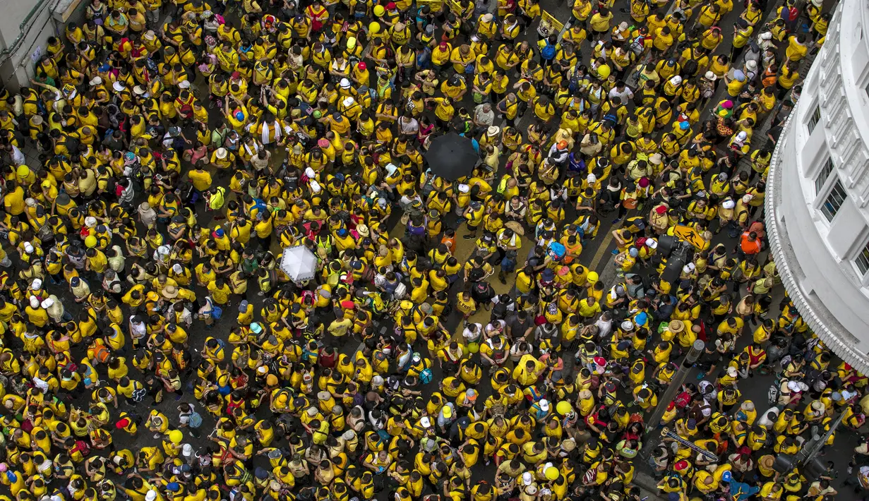 Ribuan orang menyemut di dekat Chinatown di ibukota Malaysia Kuala Lumpur, Malaysia, Sabtu (29/8/2015). Mereka menuntut Perdana Menteri Najib Razak untuk mengundurkan diri karena diduga melakukan korupsi. (Reuters/ Athit Perawongmetha)