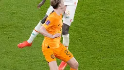 Gelandang Senegal Cheikhou Kouyate berebut bola dengan gelandang Belanda Frenkie De Jong pada pertandingan kedua Grup A Piala Dunia 2022 di Stadion Al-Thumama di Doha, Senin (21/11/2022). Kouyate ditarik keluar oleh pelatih Senegal, Aliou Cisse dan digantikan oleh Pape Gueye. (AP Photo /Thanasis Stavrakis)
