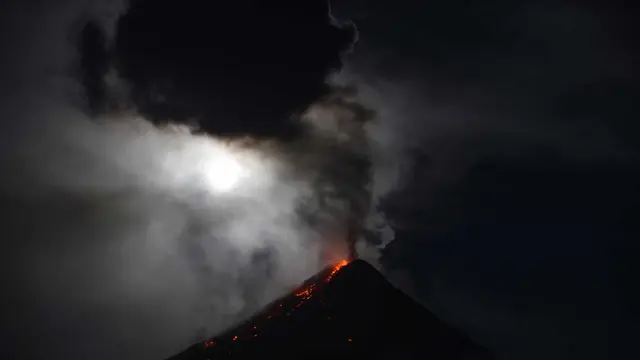 Gerhana Bulan-Gunung Mayon