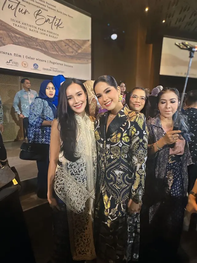 6 Gaya Anggun Beby Tsabina Padukan Batik dan Tas Rp 60 Juta saat Hadiri Acara Tutur Batik Bareng Para Ibu Pejabat