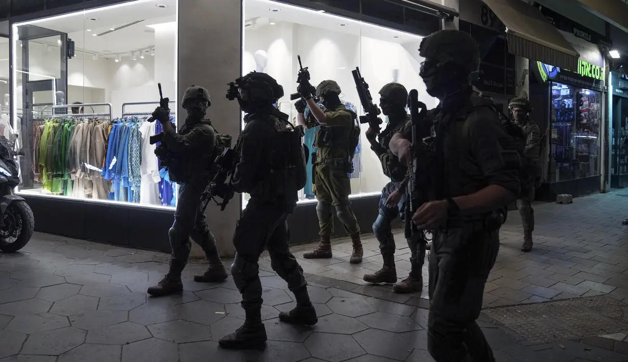 Pasukan keamanan mencari penyerang dekat lokasi penembakan di Tel Aviv, Israel, 7 April 2022. Pejabat kesehatan Israel mengatakan dua orang tewas dan sedikitnya delapan lainnya terluka dalam penembakan di Tel Aviv. (AP Photo/Ariel Schalit)