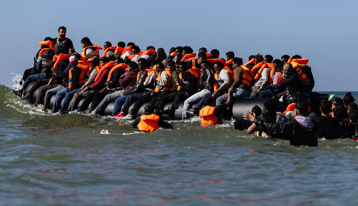 Sejumlah migran menunggu keberangkatan menggunakan perahu milik penyelundup dari pantai Equihen-Plage, Prancis utara, Rabu (23/9/2026). Pada hari yang sama, seorang pria ditemukan tewas di Pantai Neufchâtel-Hardelot setelah upaya penyeberangan menuju Inggris. (Sameer Al-DOUMY/AFP)
