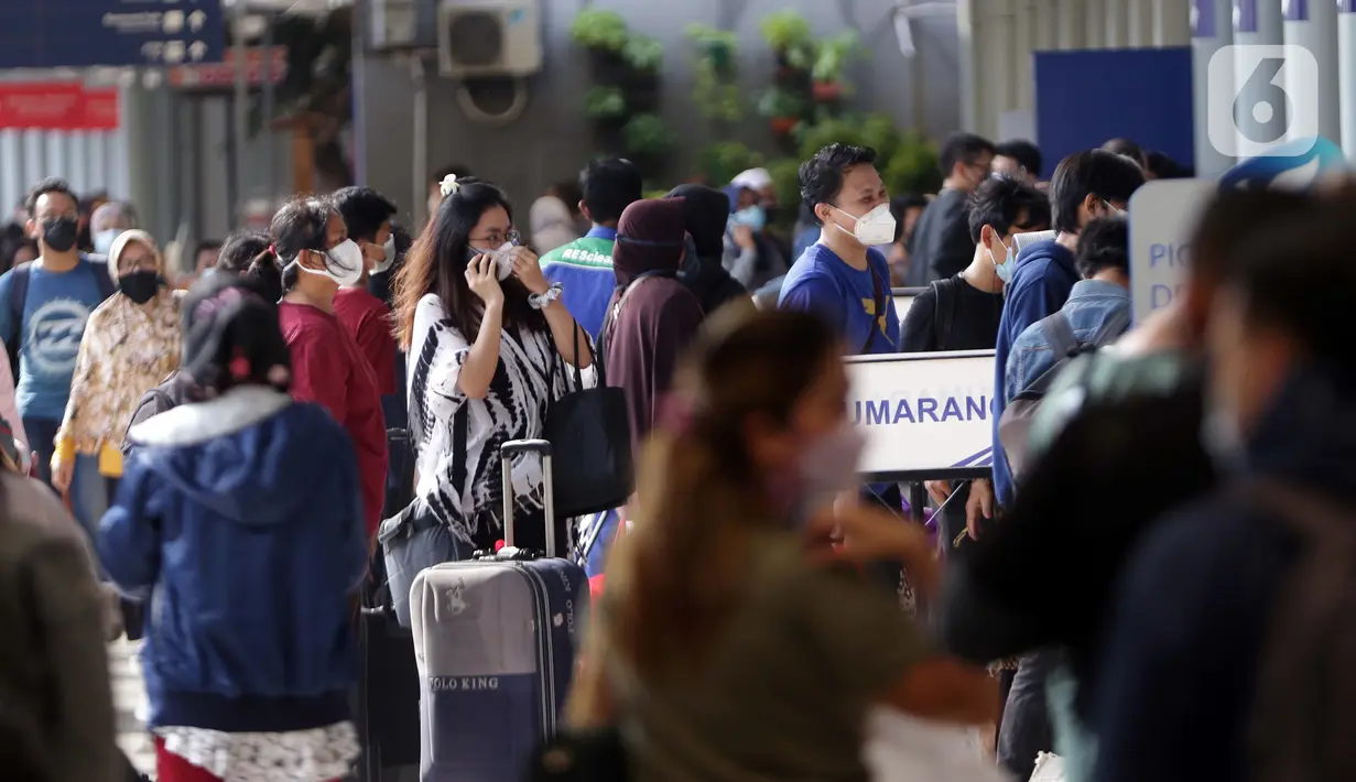 Suasana Stasiun Pasar Senen, Jakarta, Selasa (18/5/2021). Seiring berakhirnya masa pelarangan mudik Lebaran 2021 pada Senin (17/5) kemarin, Stasiun Pasar Senen kembali beroperasi melayani keberangkatan dan kedatangan penumpang KA Jarak Jauh. (Liputan6.com/Helmi Fithriansyah)