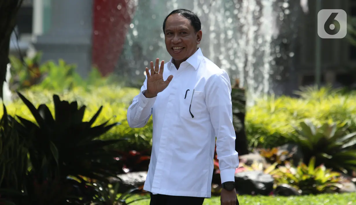 Politikus Partai Golkar Zainudin Amali melambaikan tangan saat tiba di Istana, Jakarta, Selasa (22/10/2019). Belum diketahui posisi apa yang akan diisi oleh Zainudin dalam kementerian Kabinet Kerja Jilid II. (Liputan6.com/Angga Yuniar)