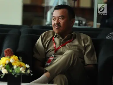 Rudi Alfonso menunggu diperiksa di gedung KPK, Jakarta, Rabu (1/11). Rudi Alfonso diperiksa sebagai saksi untuk tersangka Markus Nari terkait kasus merintangi penyidikan, dan keterangan palsu pada sidang kasus e-KTP. (Liputan6.com/Helmi Fithriansyah)