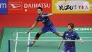 Ganda campuran Indonesia, Tontowi Ahmad/Liliyana Natsir mengembalikan kok ke arah rival senegara, Riky Widianto/Masita Mahmudin pada laga perdana Indonesia Masters 2018 di Jakarta, Selasa (23/1). Owi/Butet menang 23-21, 21-17. (Liputan6.com/Angga Yuniar)
