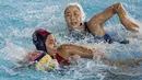 Pemain polo air putri Indonesia, Nyoman Ayu, mengamankan bola saat melawan tim polo air Jepang pada laga Asian Games di Aquatic Center, GBK, Jakarta, Kamis (16/8/2018). Jepang menang 15–4 atas Indonesia. (Bola.com/Vitalis Yogi Trisna)