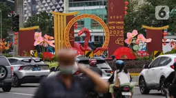 Untuk menyemarakkan perayaan Imlek 2576 Kongzili, Suku Dinas Pertamanan dan Kehutanan Derah Khusus Jakarta menghiasi kawasan tersebut dengan ornamen bertemakan shio ular kayu. (Liputan6.com/Angga Yuniar)