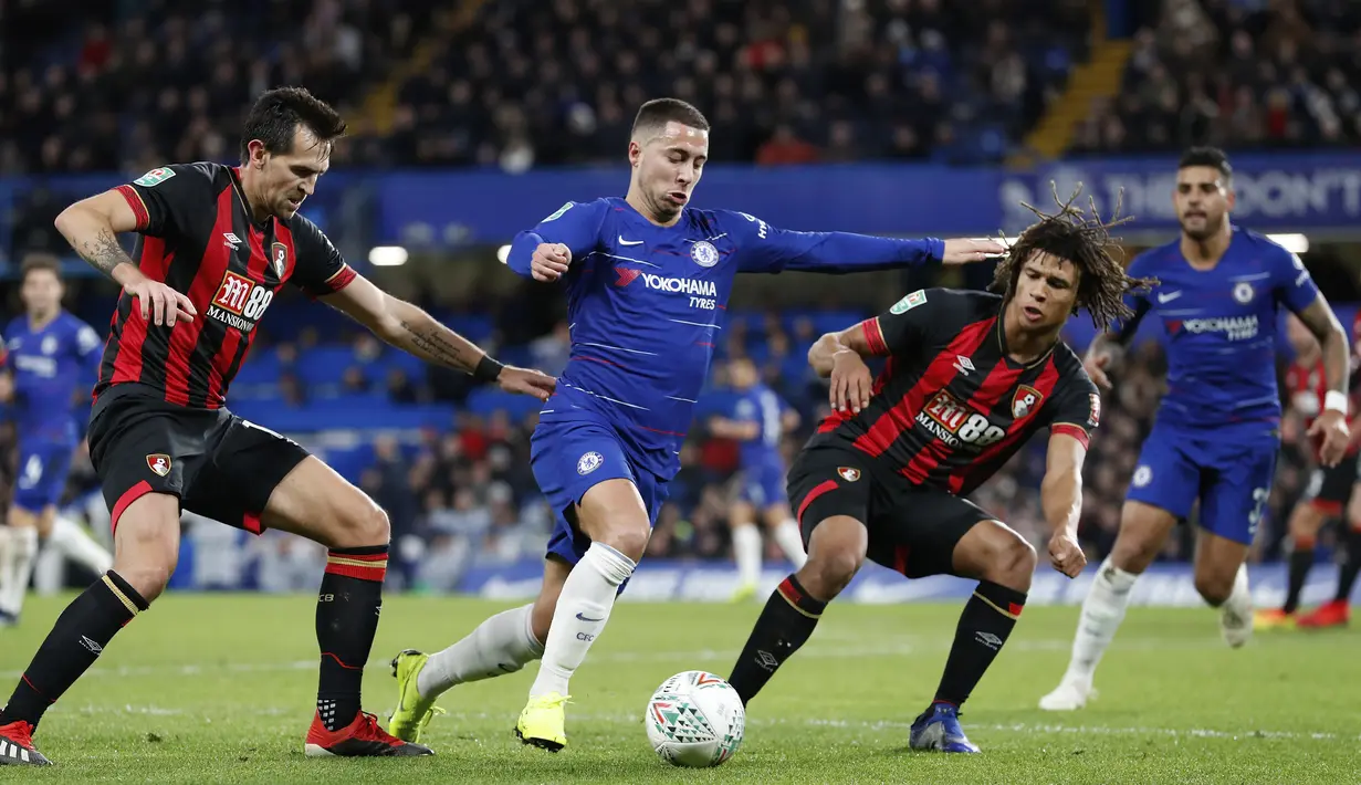 Gelandang Chelsea, Eden Hazard, berusaha melewati pemain Bournemouth pada laga Piala Liga Inggris di Stadion Stamford Bridge, Kamis (20/12). Chelsea menang 1-0 atas Bournemouth. (AP/Alastair Grant)