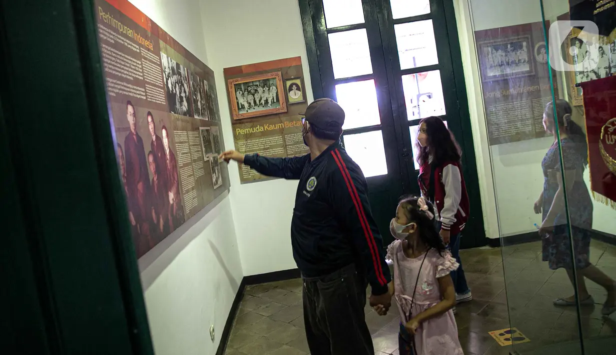 Pengunjung melihat diorama di Museum Sumpah Pemuda, Jakarta, Kamis (28/10/2021). Peringatan Hari Sumpah Pemuda pada tanggal 28 Oktober memasuki tahun ke-93. (Liputan6.com/Faizal Fanani)