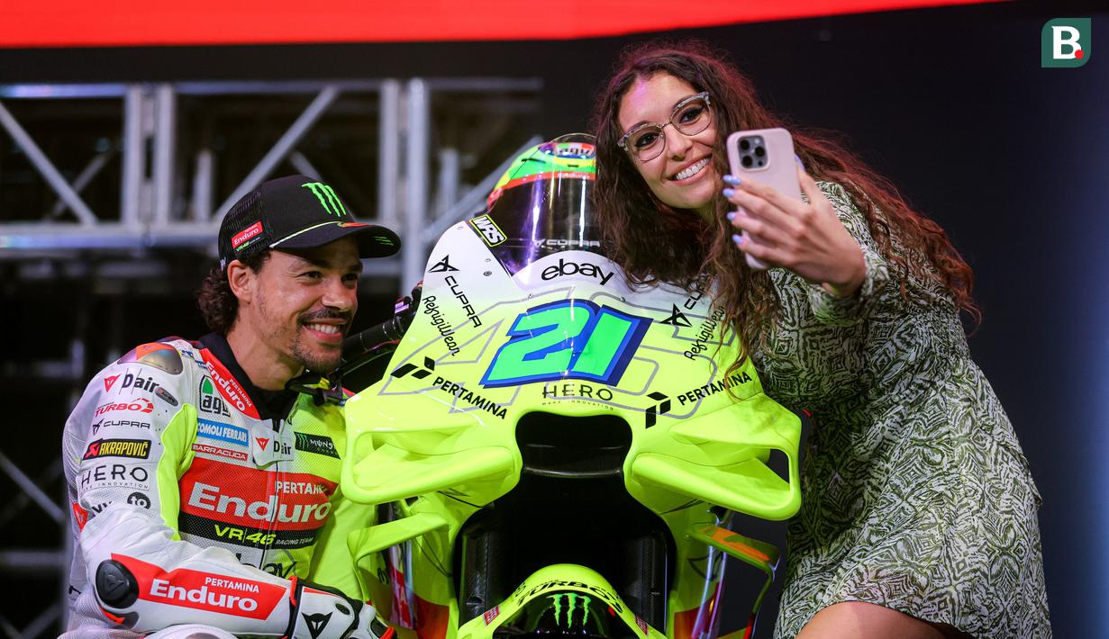 <p>Pembalap MotoGP, Franco Morbidelli berfoto bersama dengan kekasihnya, Francesca dalam launching tim Pertamina Enduro VR46 yang berlangsung di Balai Kartini, Jakarta, Sabtu (25/01/2025). (Bola.com/Bagaskara Lazuardi)</p>