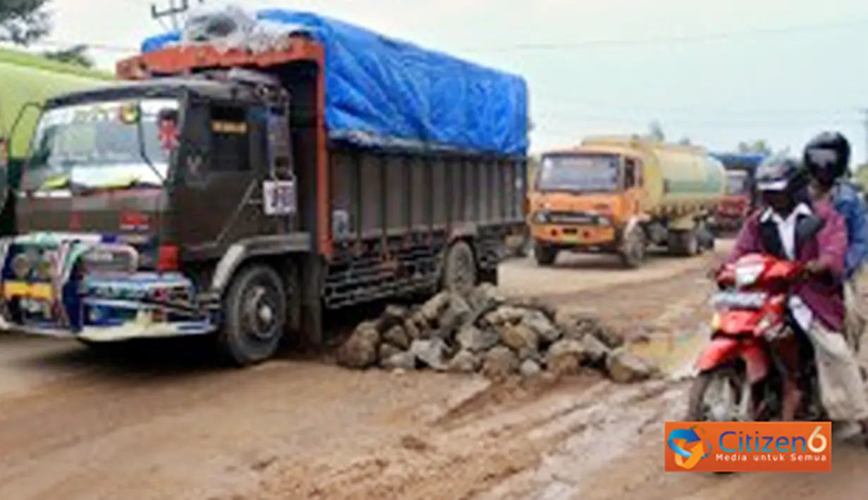 Citizen6, Jambi: Kemacetan panjang terjadi di ruas jalan utama milik provinsi di kawasan perkebunan Bunut, Desa Markanding, Kabupaten Muaro Jambi sejak Senin (13/6) hingga Selasa (14/6), karena kendaraan roda empat tidak dapat melintasi jalan yang rusak p