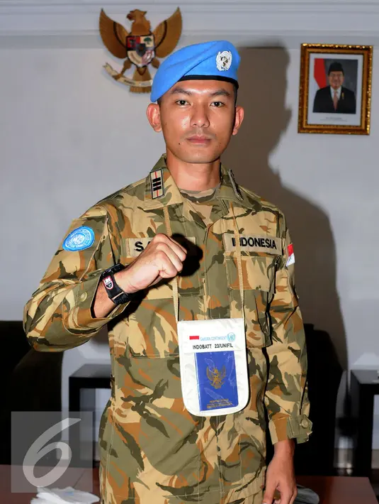 Rio Dewanto berpose di sela sela pengambilan gambar di Bandara Halim Perdanakusuma, Jakarta, Jumat (29/7). Selama empat hari pemeran film “Garuda 23” digembleng kehidupan kemiliteran di Yonif Para Raider 328 Kostrad. (Liputan6.com/Helmi Fithriasyah)