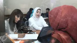Kirana Larasati ditemani sang bunda di Pengadilan Agama Jakarta Selatan, Kamis (13/4). Kirana mengaku ke Pengadilan Agama Jakarta Selatan untuk konsultasi permasalahan rumah tangga. (Liputan6.com/Herman Zakharia)