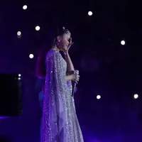 Rossa beri penampilan penuh haru saat membawakan Sekali Ini Saja milik Glenn Fredly. (Daniel Kampua/Fimela.com)