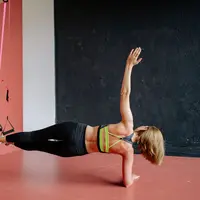 Tidak membutuhkan banyak alat, Wall Pilates menggunakan dinding sebagai penyangga sekaligus membantu menjaga posisi tubuh selama latihan. (Foto/Dok: Pexels)