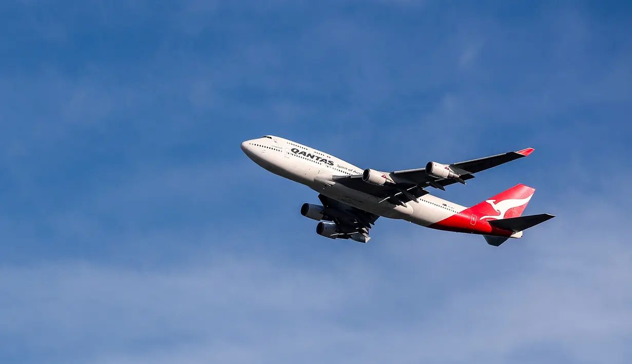 Pesawat penumpang jumbo Boeing 747 terakhir milik maskapai nasional Australia Qantas lepas landas dari Sydney, Australia, Rabu (22/7/2020). Dengan mengudaranya penerbangan QF7474, Boeing 747 resmi dipensiunkan dari Qantas. (Xinhua/Bai Xuefei)