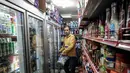Badan keamanan tertinggi Iran mengatakan pihaknya memperkirakan serangan akan terus berlanjut di Teheran dan beberapa kota lain. Tampak dalam foto, seorang pria berbelanja bahan makanan di sebuah toko di Teheran, Iran pada Sabtu 28 Februari 2026. (Atta KENARE/AFP)