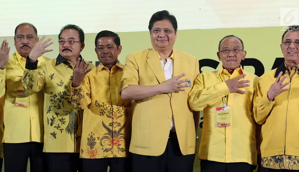 Ketua Umum Partai Golkar Airlangga Hartarto didampingi Menteri Sosial Idrus Marham dan petinggi Partai Golkar menghadiri Rakernas Partai Golkar di Jakarta, Kamis (22/3). Rakernas Golkar akan berlangsung pada 22-23 Maret 2018. (Liputan6.com/JohanTallo)