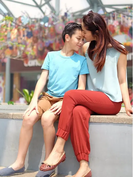 Dalam rangka hari ibu, Maudy mengungkapkan perasaan bangganya menjadi seorang ibu dari anak lelakinya. Menurut Maudy, putra kecilnya itu selalu memberikan hal-hal yang romantis. (Instagram/Maudykoesnaedi)