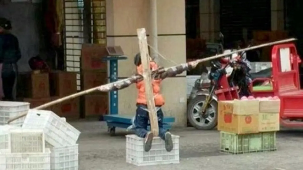 Ketahuan Tak Kerjakan PR, Pria Ini Hukum Salib Anaknya
